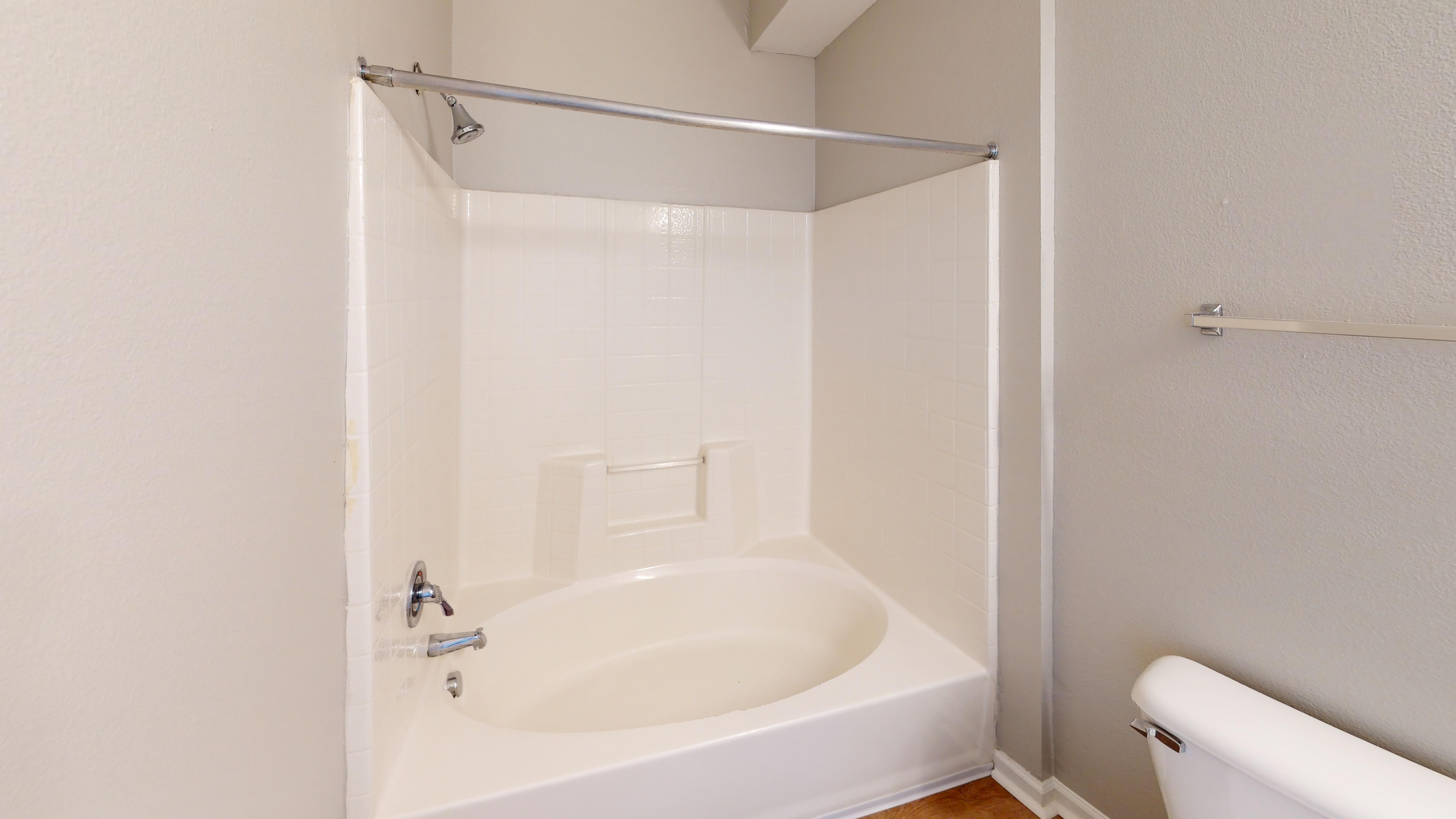 Clean bathroom with tub/shower combo